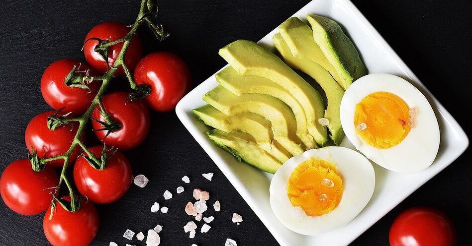 Boiled eggs, avocado and tomatoes